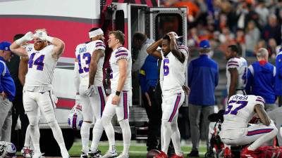 Las dramáticas imágenes del feo momento que se vivió en la NFL luego de que el jugador Damar Hamlin de los Buffalo Bills se desplomara de espaldas y debió recibir reanimación cardiopulmonar tras una tacleada.