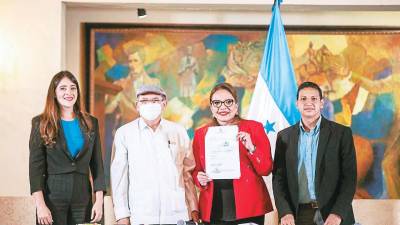 <b><span class=mln_uppercase_mln>Acto.</span></b> Xiomara Castro firmó la sanción de las zede en el salón Morazán de Casa Presidencial.