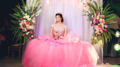 Quinceañera. Alisson Gutiérrez Villanueva lució un vestido en color rosado fucsia diseñado por Melvin Chinchilla.