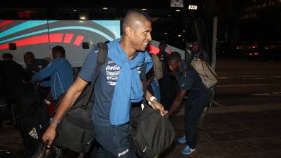 El delantero Jerry Bengtson posa con un aficionado a su llegada a la ciudad de Houston.