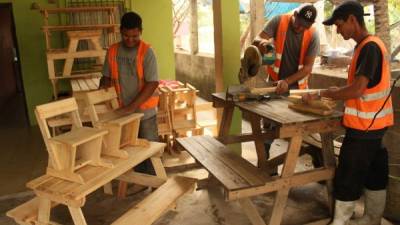 Desde hace unas semanas, un grupo de carpinteros en la colonia Los Ángeles, sector Satélite, hace mesas y sillas para donarlos a kínderes y escuelas. Fotos: Jorge Monzón