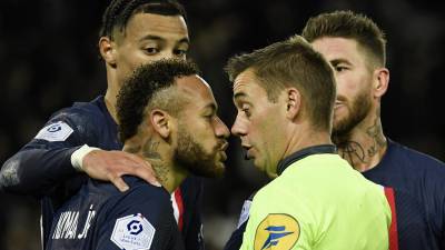 Neymar durante un partido de la Ligue 1, en donde fue expulsado del encuentro.