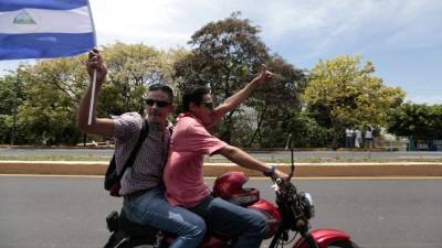 Dos hombres en motocicleta toman parte en la marcha de solidaridad con Masaya, ciudad en la que tuvieron lugar enfrentamientos este domingo.
