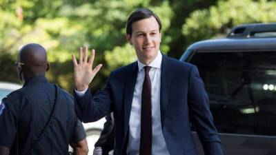 El yerno y asesor del presidente Donald Trump, Jared Kushner, fue registrado este lunes al saludar a los medios, a su llegada al Comité de Inteligencia del Senado en Washington (EE.UU.), donde fue indagado acerca de la presunta intervención rusa en las recientes elecciones estadounidenses. EFE