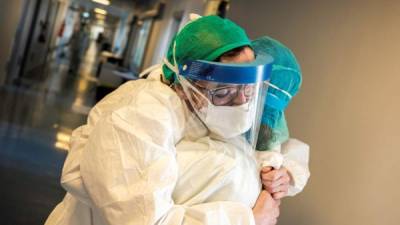Personal médico se protege con un traje del contagio del Covid-19 en Italia. Foto: AFP