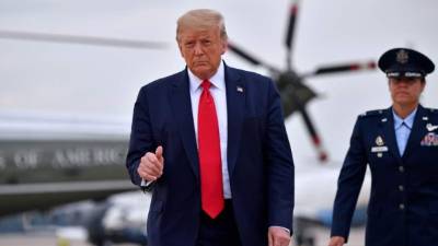 Donald Trump pidió a los centros que abran completamente.