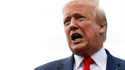 Tras la aprobación del estímulo económico por el Congreso, el presidente Trump pidió que se aumentara la cantidad de $600 a $2,000, de lo contrario no firmaría dicho plan de alivio.