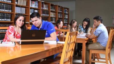 Estudiantes de la Universidad de San Pedro Sula en la biblioteca.