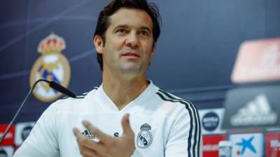 El entrenador del Real Madrid, Santiago Solari, durante la rueda de prensa que ofreció hoy en la Ciudad Deportiva del Valdebebas tras el entrenamiento del equipo para preparar el partido de ida de los octavos de final de la Copa del Rey que disputa mañana ante el Leganés en el Santiago Bernabéu. EFE/Emilio Naranjo