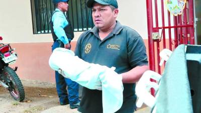 Un forense carga el cuerpo del menor.