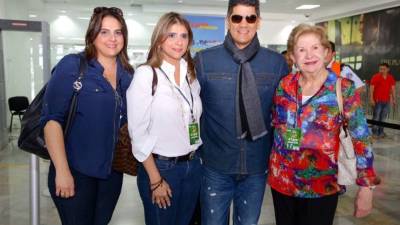 Las voluntarias de la fundación Carol Zummar, Vivian y Julieta Kattán recibieron al artista dominicano.