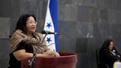 En la imagen, la directora del Observatorio de la Violencia de la Universidad Nacional Autónoma de Honduras, Migdonia Ayestas (i). EFE/Archivo