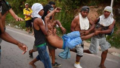 Decenas de lesionados dejaron los enfrentamientos entre manifestantes y la Guardia Nacional Bolivariana en Venezuela. En la frontera con Colombia se impide el paso de camiones cargados de víveres para ayuda humanitaria.
