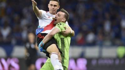 Argentina's River Plate player Rafael Santos Borre (L) celebrates with teammate Argentina's River Plate goalkeeper Franco Armani after scoring the last penalty kick in the penalty shootout during a 2019 Copa Libertadores football match between Argentina's River Plate and Brazil's Cruzeiro at Mineirao Stadium, in Belo Horizonte, Brazil, on July 30, 2019. (Photo by DOUGLAS MAGNO / AFP)