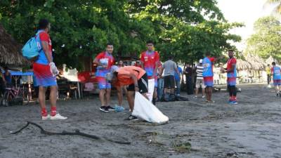 Los jugadores del Vida en plena acción en las playas de La Ceiba.