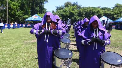 La banda de guerra del Instituto Manatial de Valores de Choloma se presentó con una peculiar vestimenta de color morado.
