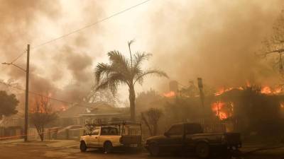 Los devastadores incendios en Los Ángeles dejan al menos cinco muertos y miles de estructuras arrasadas.