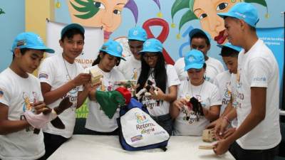 Los muchachos muestran las herramientas que usarán para ayudar a los niños.