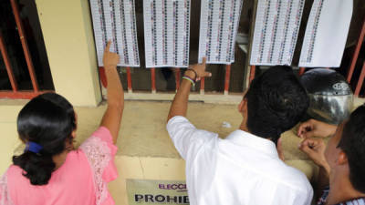 Algunos hondureños acuden a los centros de votación y han denunciado irregularidades en el proceso.