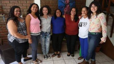 Fotografía del jueves 23 de marzo de 2017, muestra (De izq a der): Wendy Hernández, Evelyn Chileno, Mariam Santamaría, Magdalena Henríquez, Magali Lemus, Ruth Vega y la directora del grupo de teatro 'La Cachada' Egly Larreynaga, posan durante una entrevista con Efe, en San Salvador (El Salvador). EFE