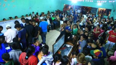 Decenas de personas asisten al velatorio de los cinco miembros de la familia que fallecieron en el accidente vial en Yoro.