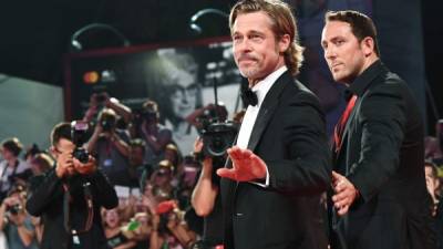 Este 29 de agosto durante la presentación de la película Ad Astra, Brad Pitt, uno de los actores más deseados y cotizados de Hollywood, repartió autógrafos y derrochó simpatía en la alfombra roja de la Mostra de Venecia.
