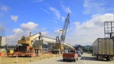 En la imagen superior, el puente de la intersección de la 2 calle. Abajo, el puente del bulevar del norte y el Paso Merendón. Fotos: Melvin Cubas