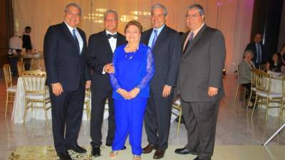 Héctor y Fernando Rivera, la cumpleañera Blanca García de Rivera, Alfredo y Julio César Rivera.