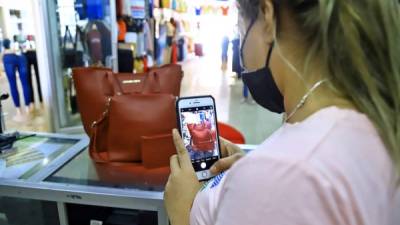 Esta emprendedora promueve sus productos en redes y con sus contactos del celular. Fotos: Melvin Cubas.