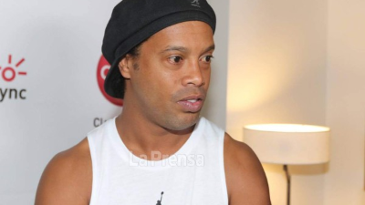 Ronaldinho, de 37 años, jugará un tiempo con el Motagua, último campeón, y otro con el Real España, dos de los cuatro mejores equipos del país centroamericano, para participar en el partido 'por la Paz'.