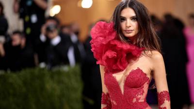 Despeinado: La modelo Emily Ratajkowski se ve deslumbrante con este estilismo. En lugar de recogerse el cabello, luce pelo suelto efecto despeinado con raya en medio.