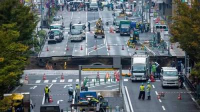 Fotografía del enorme hundimiento que obligó a cortar el tráfico en una avenida de Fukuoka, Japón, el pasado 8 de noviembre y que ahora se ha vuelto a hundir tras ser rellenado.EFE/Archivo