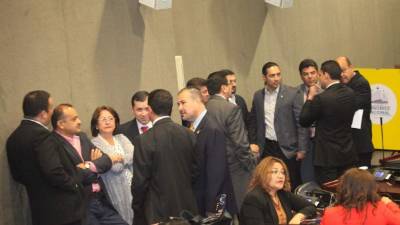 Los diputados esperaron por cerca de cuatro horas que se reanudará la sesión, pero al final se suspendió.
