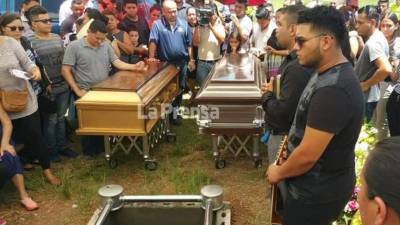 Familiares y amigos acompañaron a la pareja hasta su última morada en un cementerio de Comayagua.