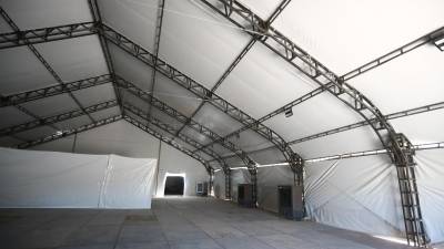 Activistas en el norte de México criticaron este sábado la colocación de un centro de detención para migrantes, que el INM construye con carpas en el kilómetro 72 de la carretera federal 45, en medio del desierto de Chihuahua, donde las temperaturas superan los 40 grados centígrados. EFE/ Luis Torres