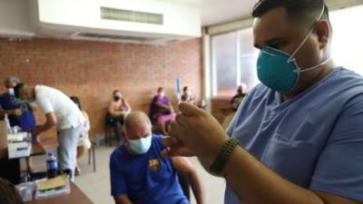 En la Universidad Católica se están aplicando las vacuna de Pfizer, Moderna, AstraZeneca y Sputnik-V.