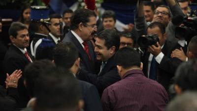 El efusivo saludo entre el presidente Juan Orlando Hernández y el expresidente Manuel Zelaya Rosales.