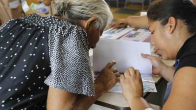 Los hondureños acuden este domingo a votar en elecciones primarias de tres partidos políticos para escoger a los candidatos que participarán en los comicios generales del 26 de noviembre.
