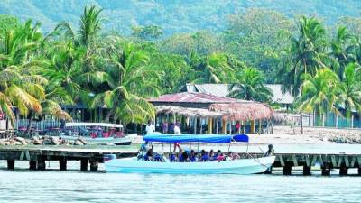 Por encontrarse en una bahía sus aguas son cristalinas. El lugar cuenta con una amplia gama de restaurantes y hoteles.