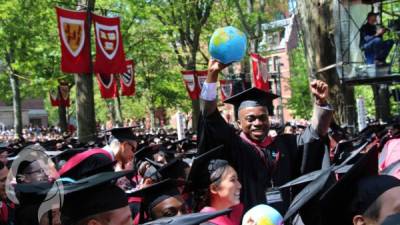 El hondureño Luther Castillo Harry durante los actos de graduación en la prestigiosa Universidad de Harvard.