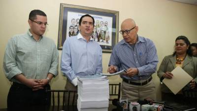 Los diputados David Chávez, Mario Pérez y el viceministro Carlos Borjas en la presentación del presupuesto.