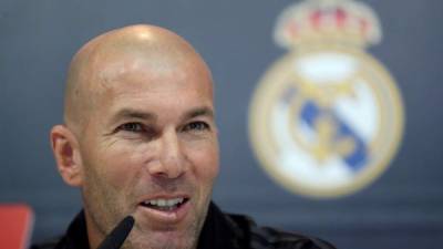 El entrenador del Real Madrid, Zinedine Zidane, durante la rueda de prensa que ha ofrecido hoy tras el entrenamiento del equipo en la Ciudad Deportiva de Valdebebas, de cara al partido de ida de octavos de final de la Copa del Rey que el equipo disputará mañana frente al Numancia. EFE