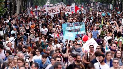 Decenas de miles de personas protestan en Francia contra la política liberal de Macron