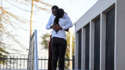 Un par de familiares se consuelan en el Aeropuerto Internacional Jomo Kenyatta, donde se estableció un centro de ayuda para los familiares de los pasajeros del Vuelo 302 de Ethiopian Airlines que se estrelló. EFE