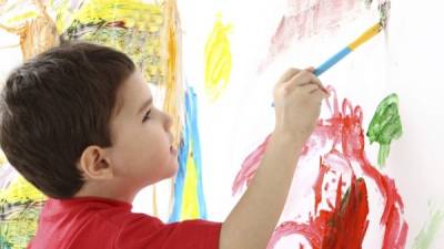 El arte mejora la autoestima de los niños y los hace sentir más seguros.