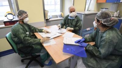 Según este nuevo estudio, un minuto de habla en voz alta genera al menos 1,000 núcleos de gotas que contienen viriones. Foto: AFP/Referencia