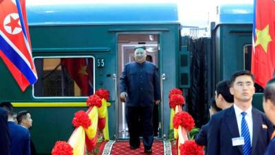 El líder norcoreano, Kim Jong-un (c), llega este martes a la estación de ferrocarril Dong Dang, en Hanói (Vietnam). Vietnam recibe al líder norcoreano, Kim Jong-un, antes del comienzo de la segunda cumbre con el presidente estadounidense, Donald Trump. EFE