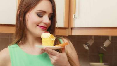 Las mujeres pueden tener problemas de atracón de alimentos.