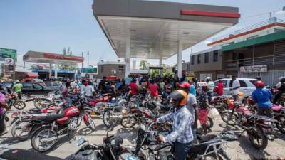 Manifestantes ayer en Puerto Príncipe durante una protesta en una estación de gasolina.