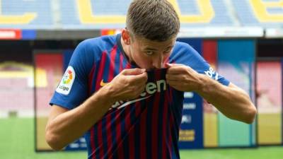 Clément Lenglet besando el escudo del Barcelona en su presentación en el Camp Nou. Foto AFP